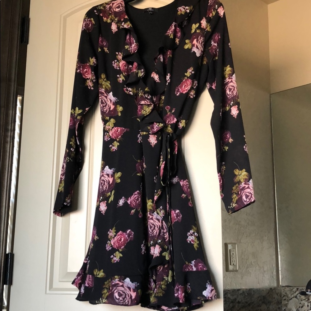🌟4/$25 Elegant wrap style ruffled dress. NWOT!!